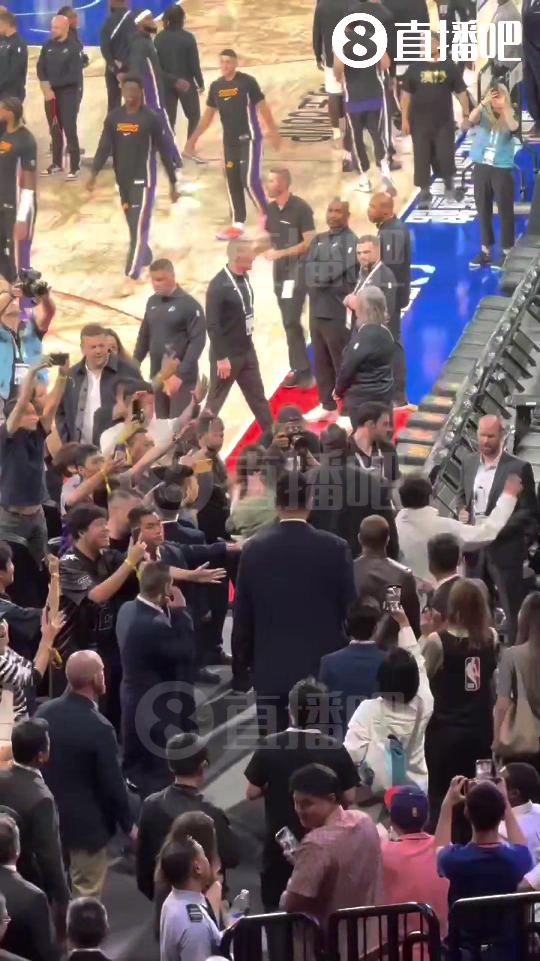 這身高差距姚明和奧尼爾一起出現(xiàn)在中國賽現(xiàn)場身邊跟著成龍和貝克漢姆