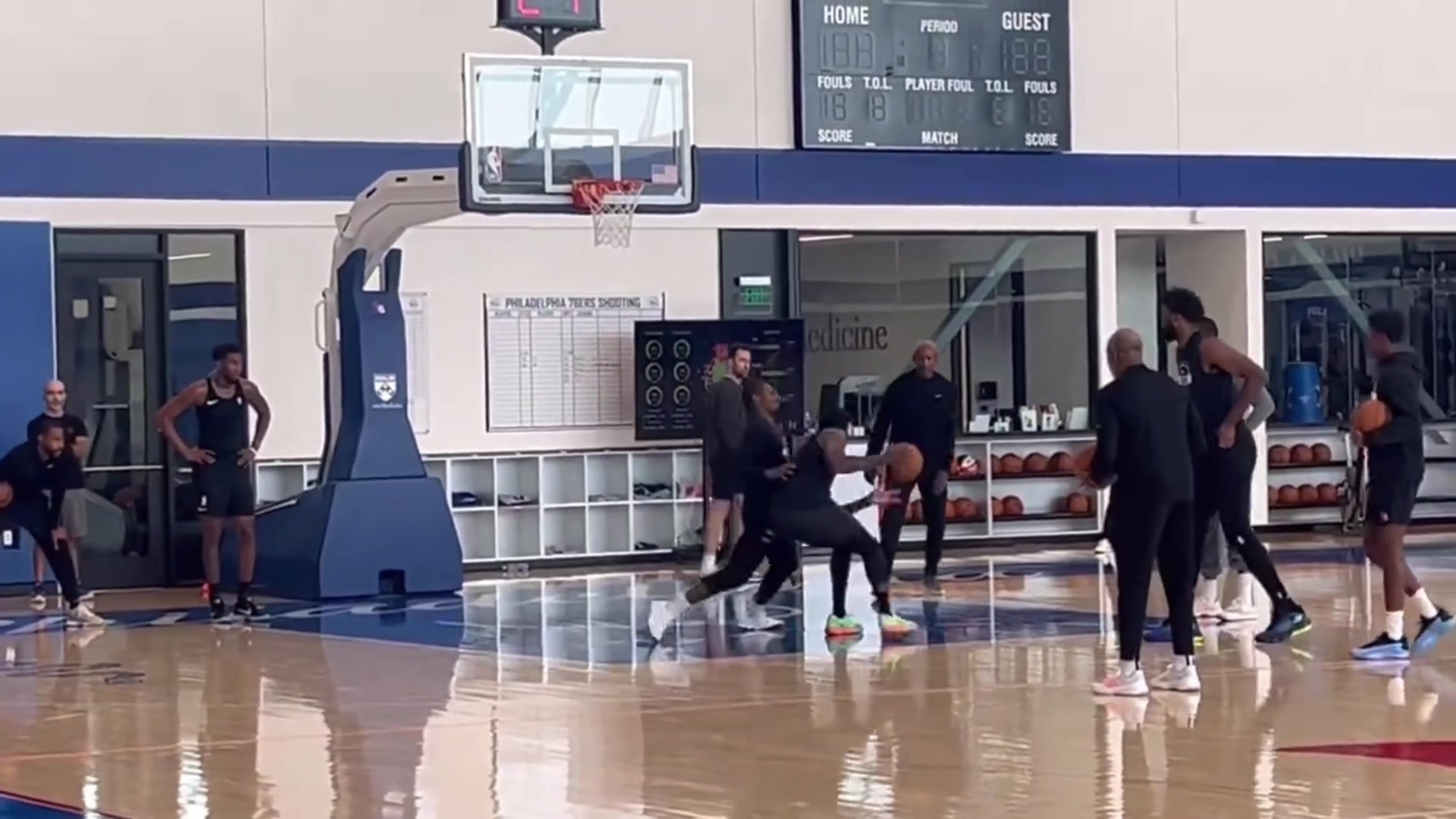 后生可畏啊76人隊內(nèi)單挑喬治被馬克西頂防大帽