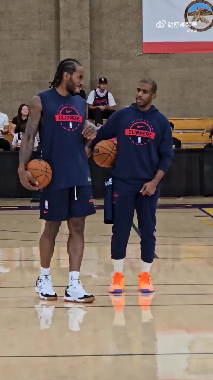 保羅和萊昂納德也不知道聊啥呢 這么嚴謹?shù)谋砬? title=