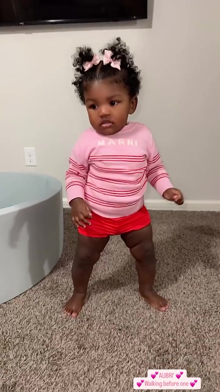 ?天賦寶寶華子不到一歲的女兒已經(jīng)會走路啦