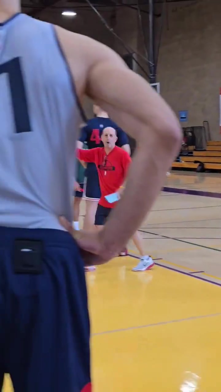 登哥認真聽講范甘迪給快船球員講解防守站位