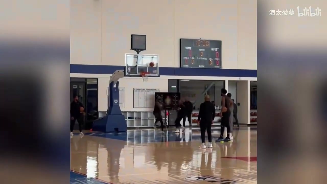 誰才是隊內(nèi)單挑王76人訓(xùn)練結(jié)束后的單挑喬治依舊絲滑