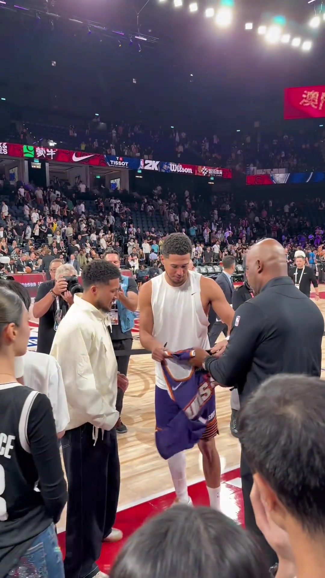 布克見到他也得一愣吧中國布克昨日與布克本尊合影還獲親簽球衣